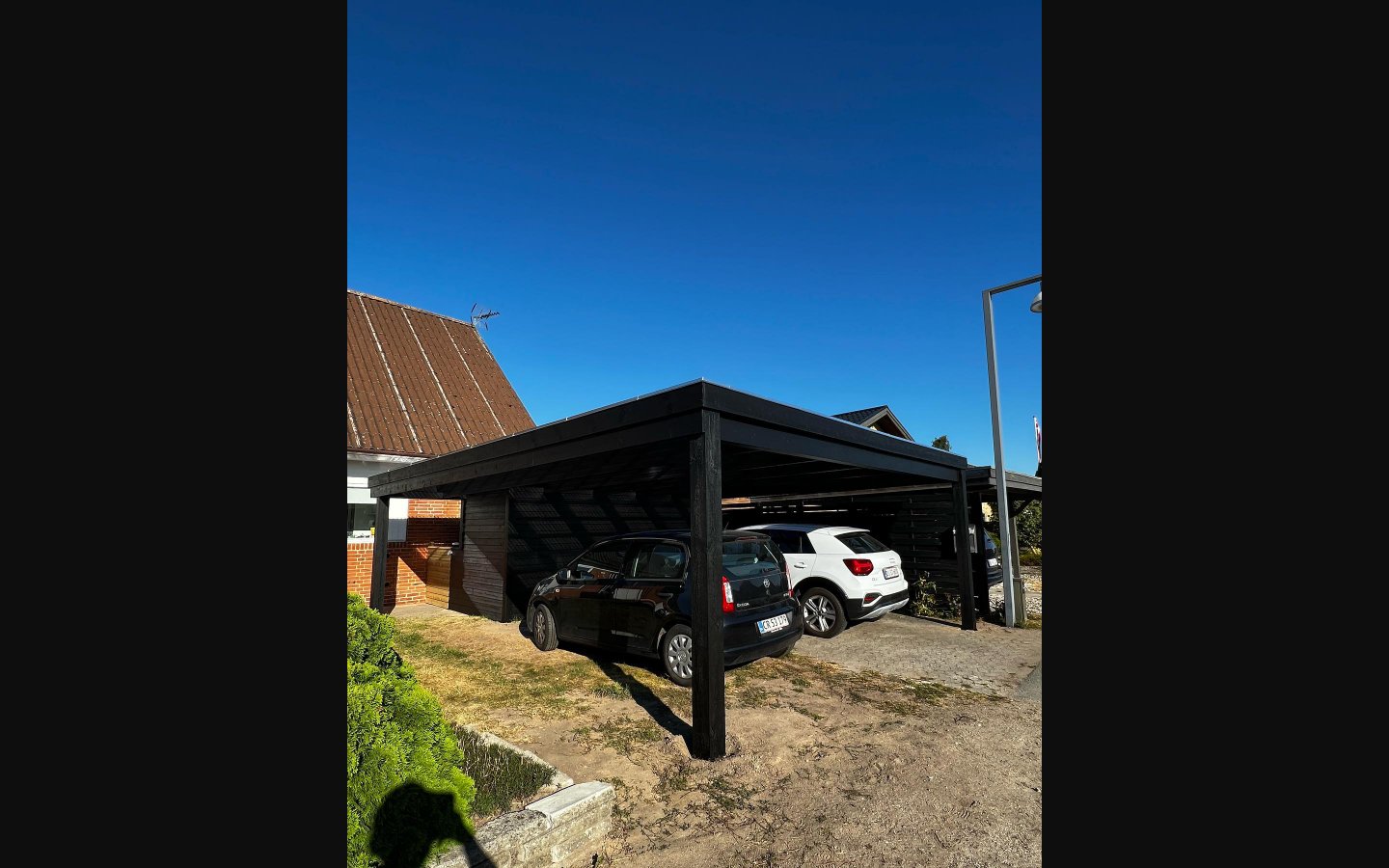 Sort carport med plads til to biler