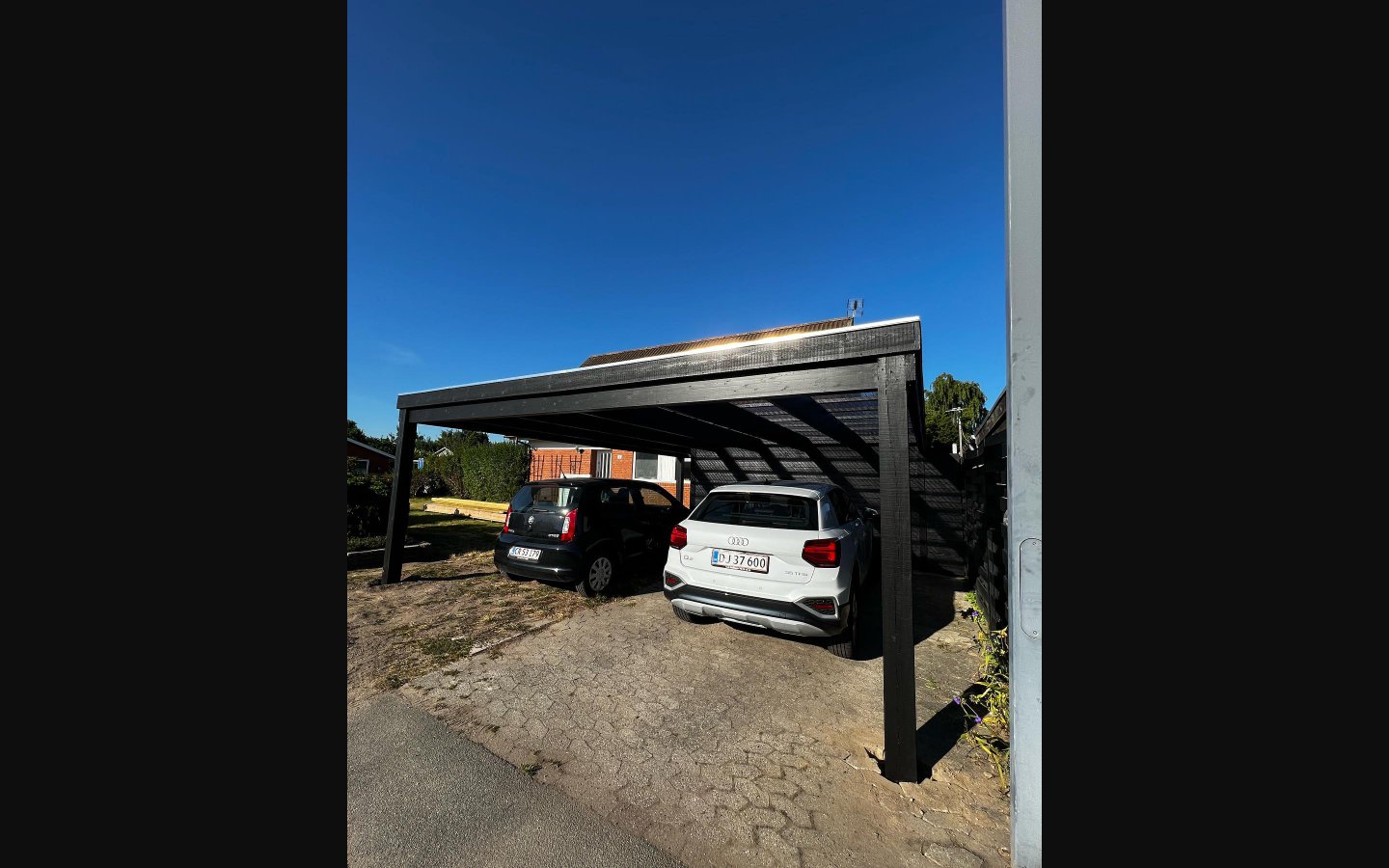 Sort carport med tag og plads til to biler