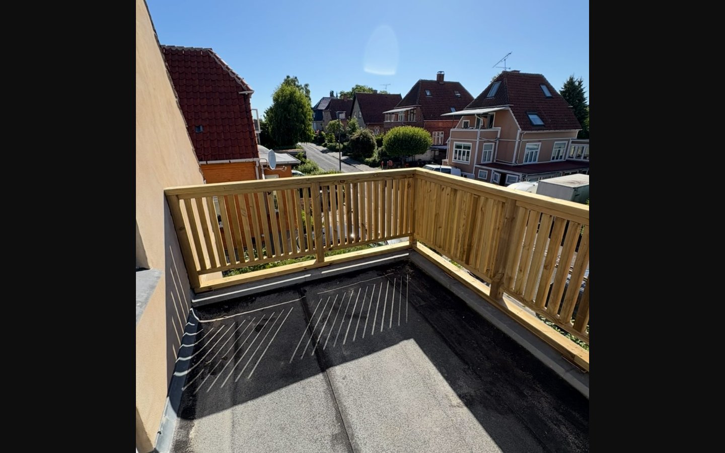 Tagterrasse med nyt trærækværk i lærketræ