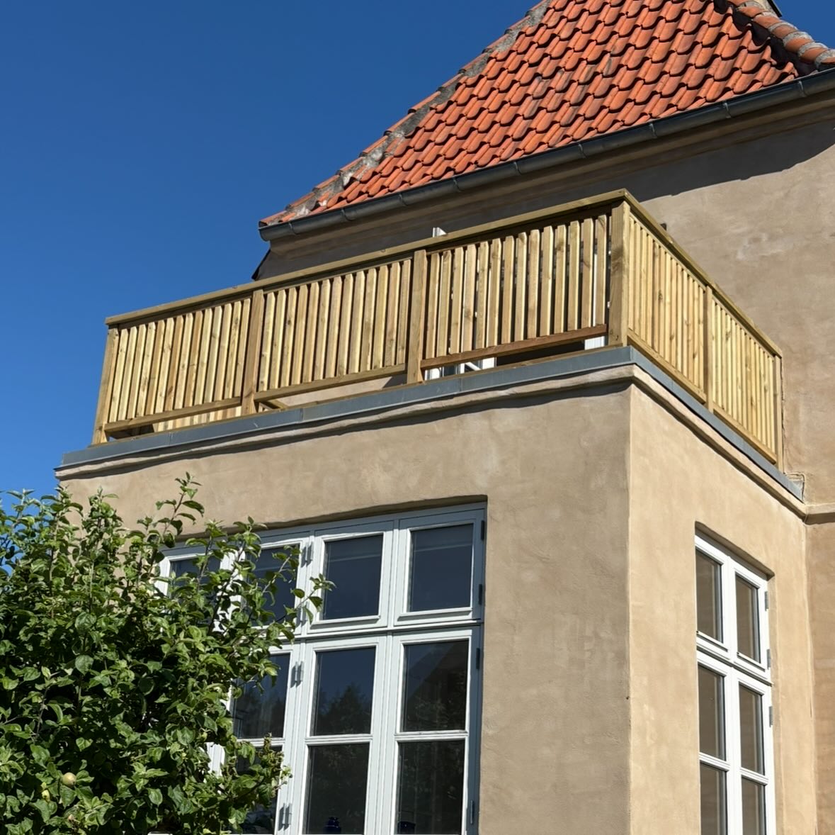 Renoveret hus med altan og nye vinduer — udført af M. Holm Tømrer